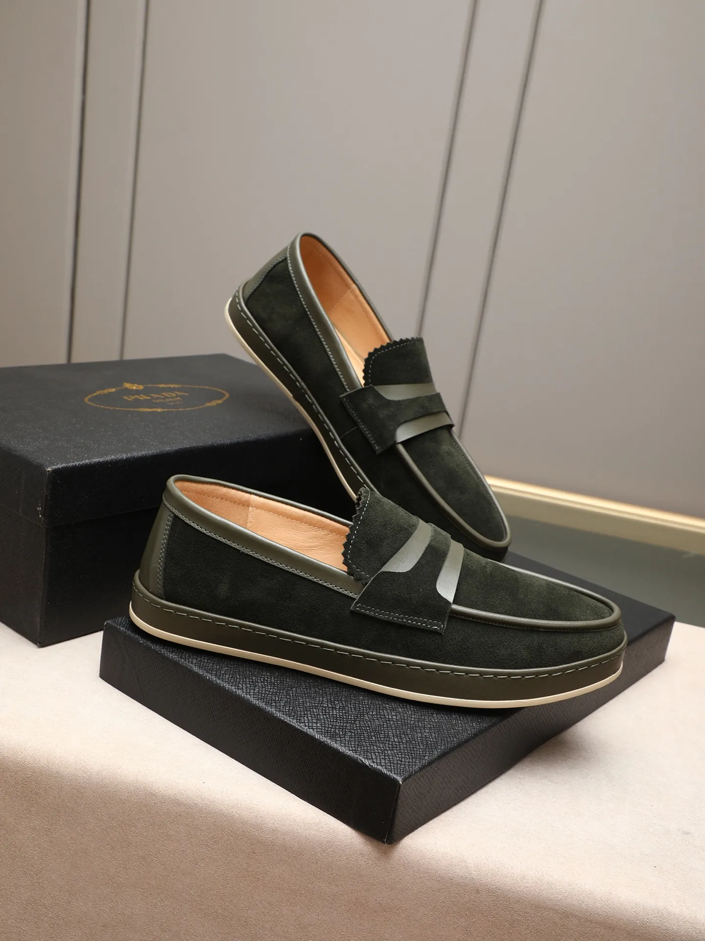 Men's men's shoes 💰P420 🆕🔥New update🔥👟PRADA (Prada) new products are released, imported soft cowhide, fashionable to allow air to penetrate the entire shoe, and the awesome shoes [strong] bring an extremely comfortable and breathable feeling! Beautiful inside and out! Exquisite workmanship, top-grade cowhide material, 😌Number: 38~44 (45 customized) 4 colors of black, blue, gray to choose from.